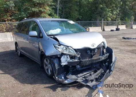 2012 Toyota Sienna Le V6 8 Passenger z USA, uszkodzony, nr VIN 5TDKK3DC5CS263417